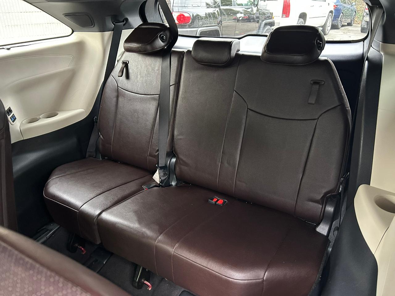 Toyota Sienna Platinum 7-Passenger AWD 2021