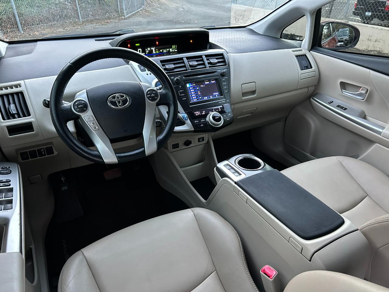 Toyota Prius V Five 2014