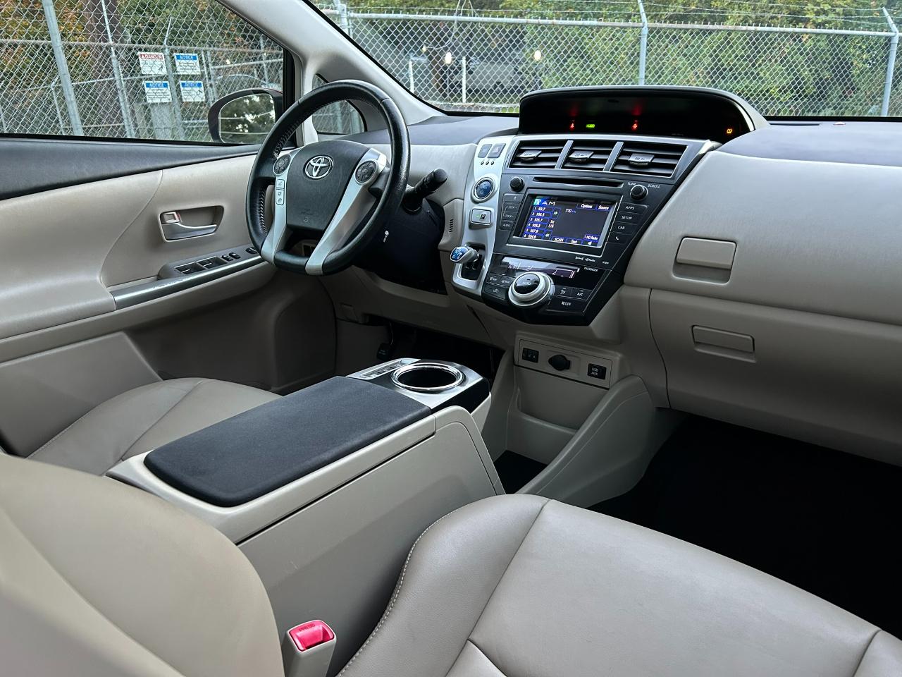 Toyota Prius V Five 2014