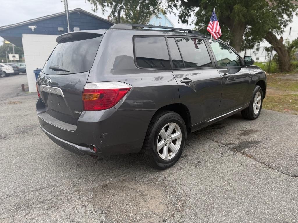 Toyota Highlander Base 4WD 2010