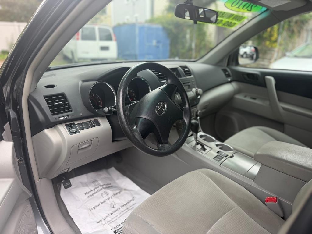 Toyota Highlander Base 4WD 2010
