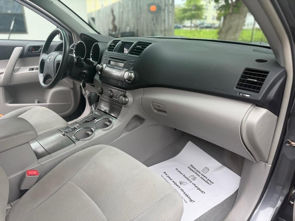 Toyota Highlander Base 4WD 2010