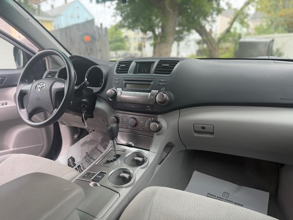 Toyota Highlander Base 4WD 2010