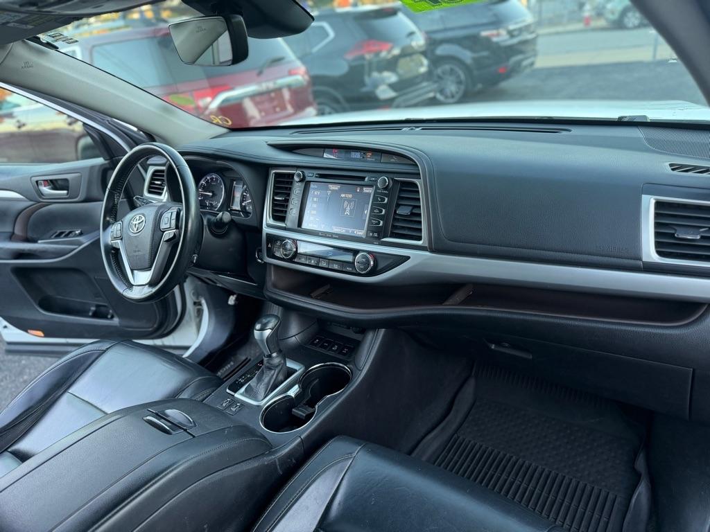 Toyota Highlander SE AWD V6 2017