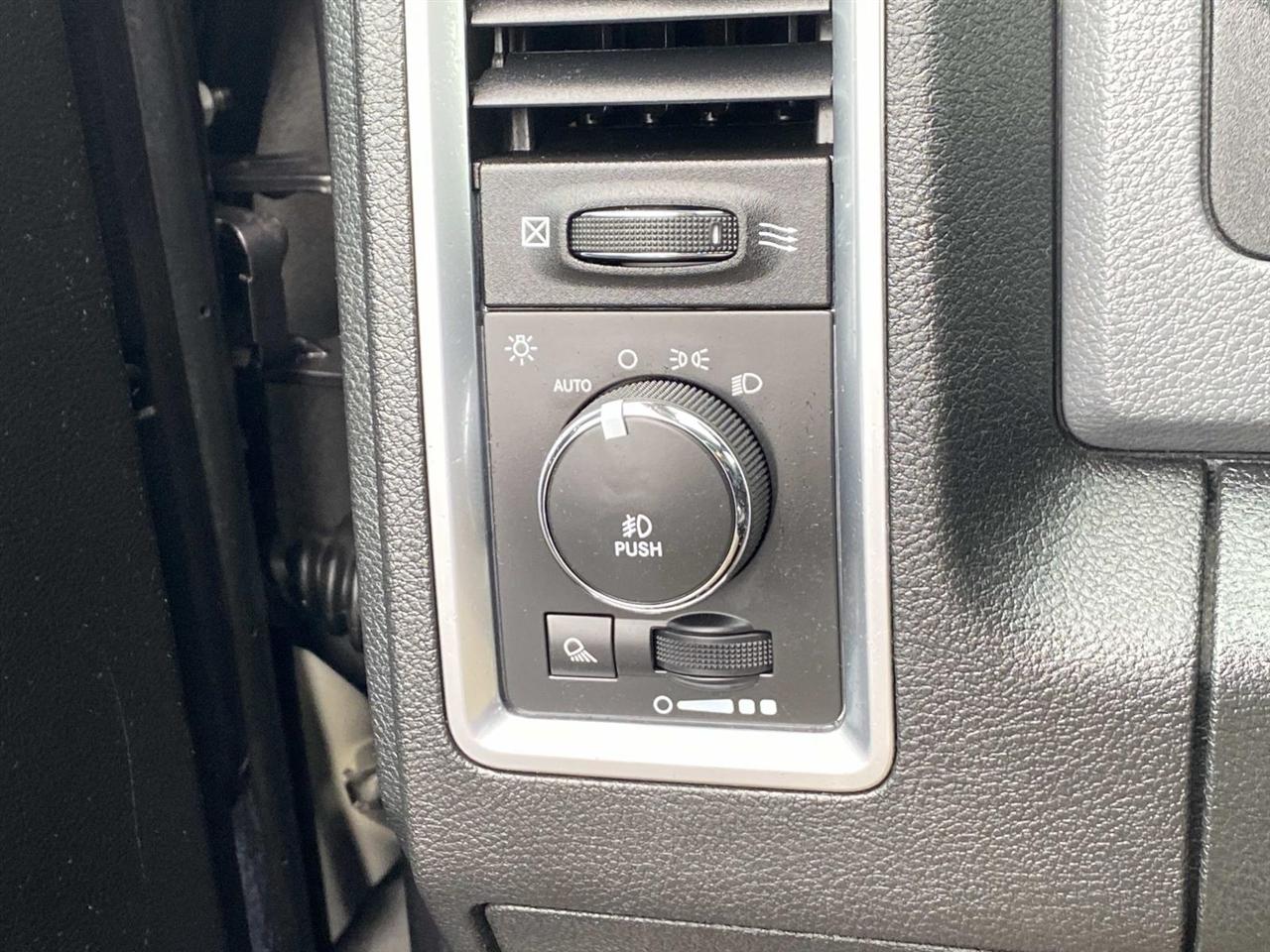 2015 RAM 1500 4WD Crew Cab 140.5 Big Horn