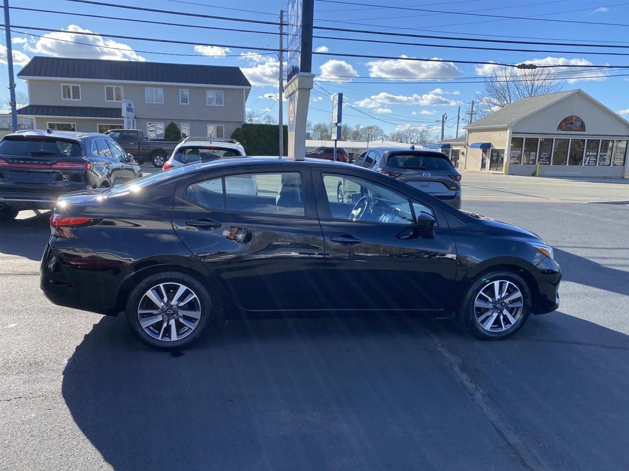 Nissan Versa  2023