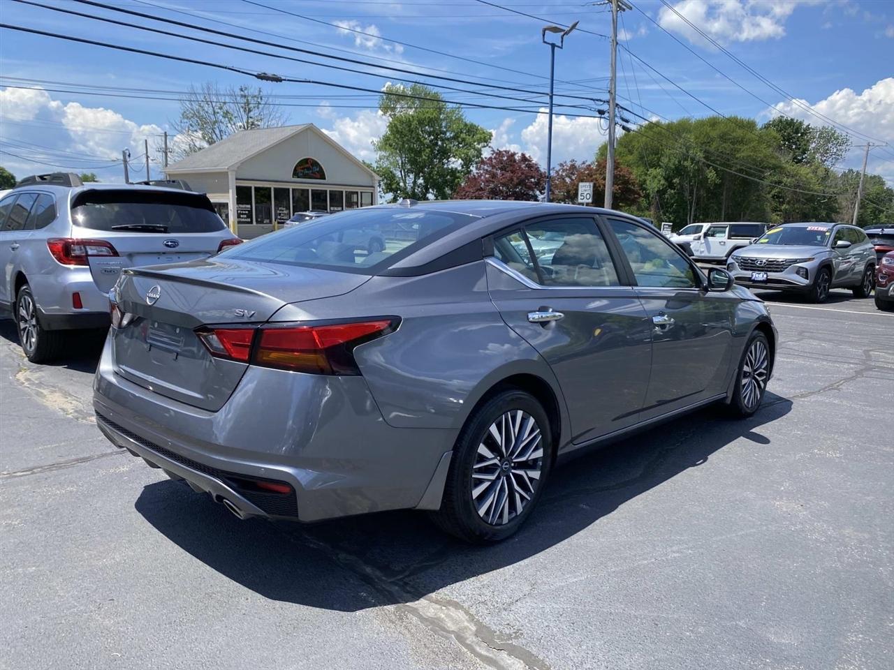Nissan Altima  2024