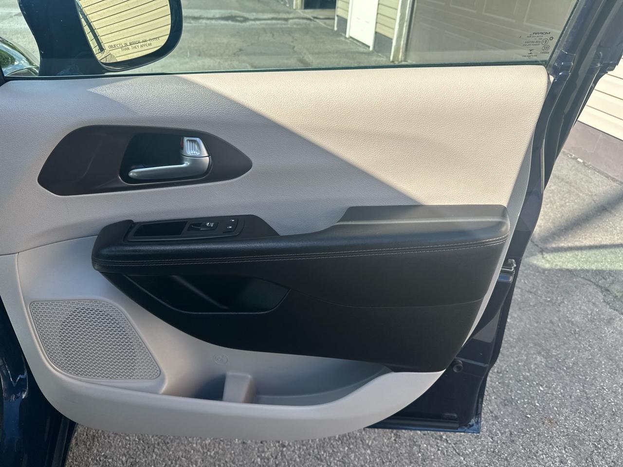 Chrysler Pacifica Touring-L FWD 2017