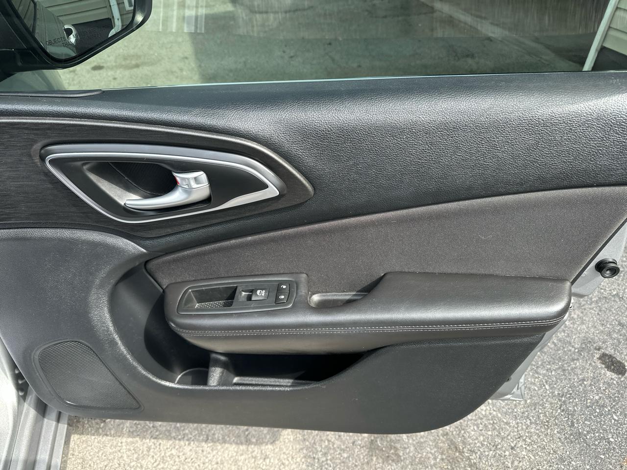 Chrysler 200 4dr Sdn Limited FWD 2015