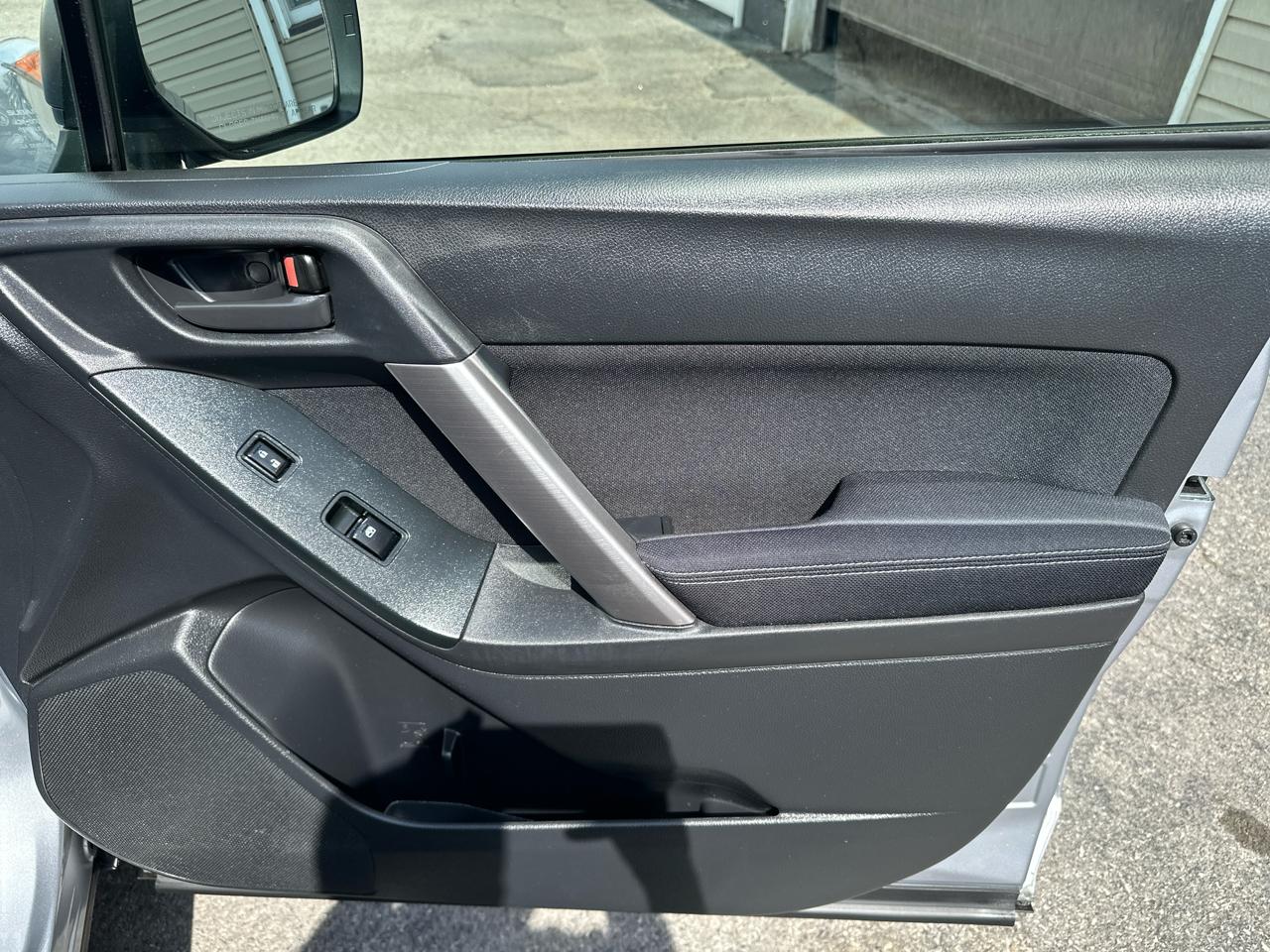 Subaru Forester 4dr CVT 2.5i PZEV 2015