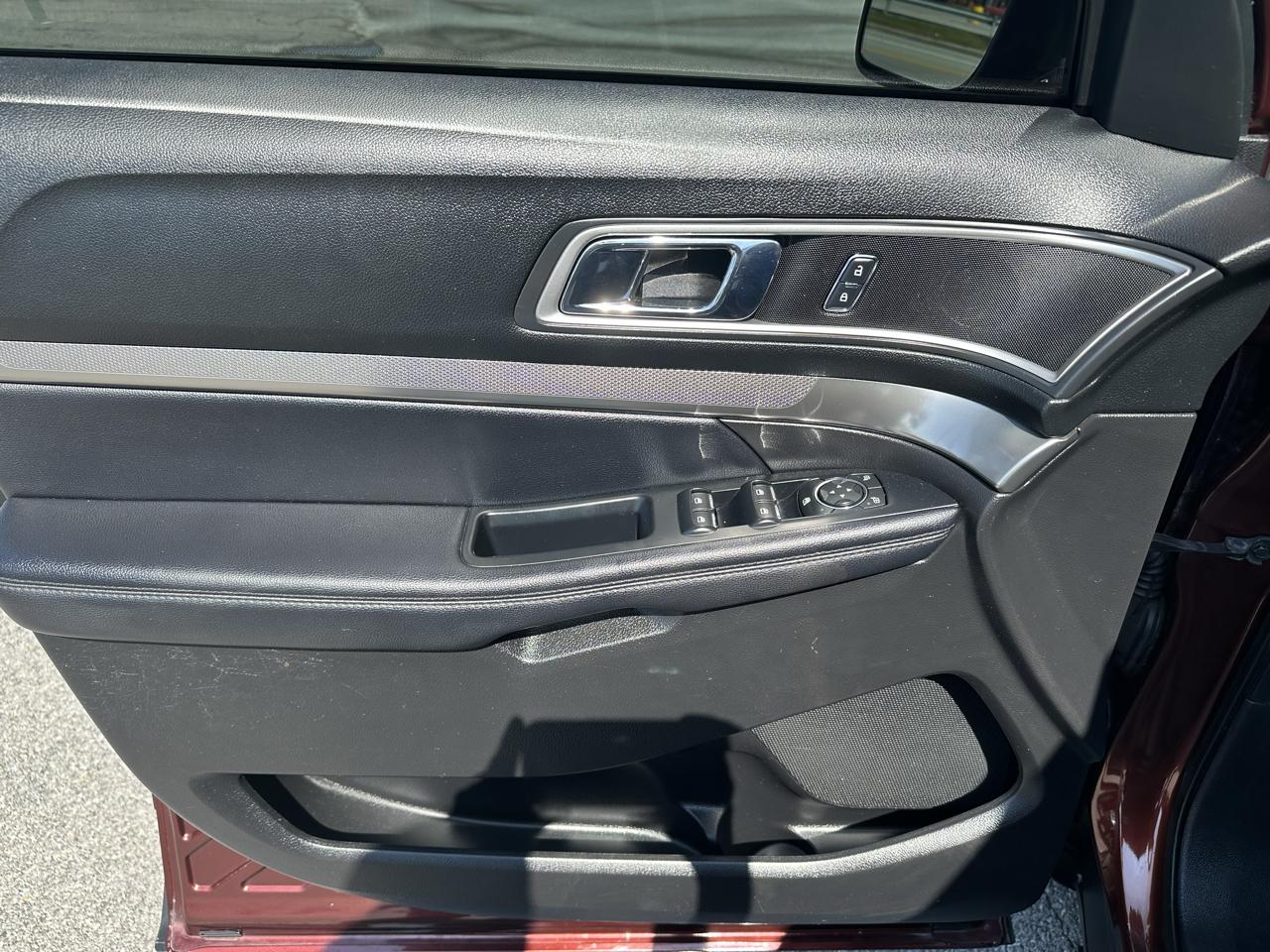Ford Explorer photo 8
