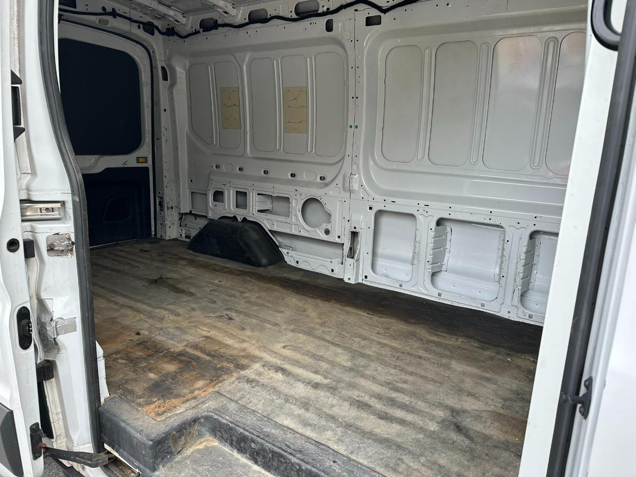 Ford Transit 150 Van Med. Roof w/Sliding Pass. 148-in. WB 2015