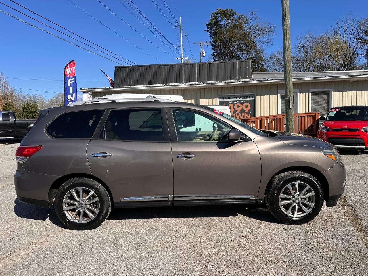 Nissan Pathfinder LE 2WD 2013