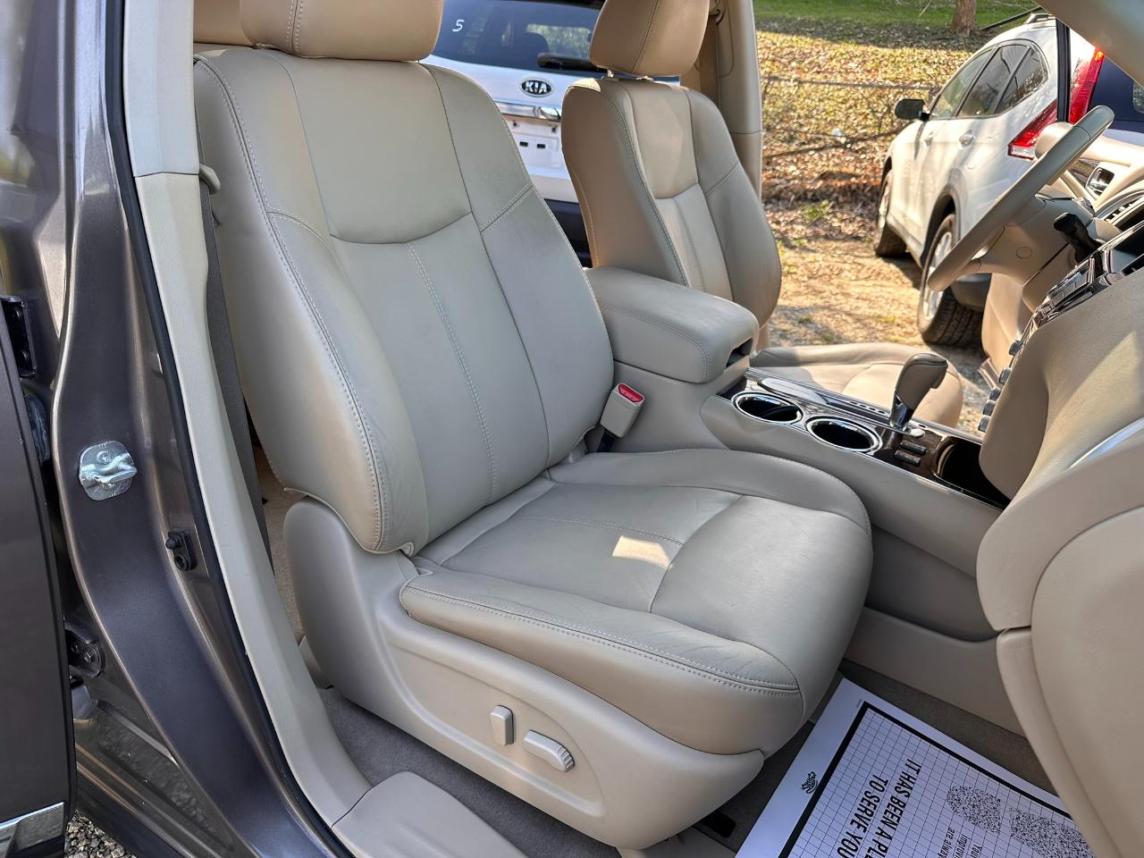 Nissan Pathfinder LE 2WD 2013