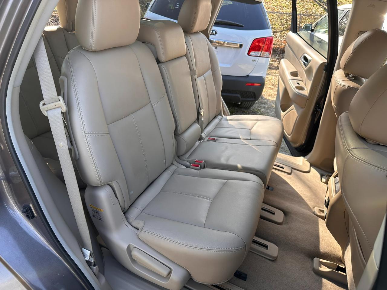 Nissan Pathfinder LE 2WD 2013