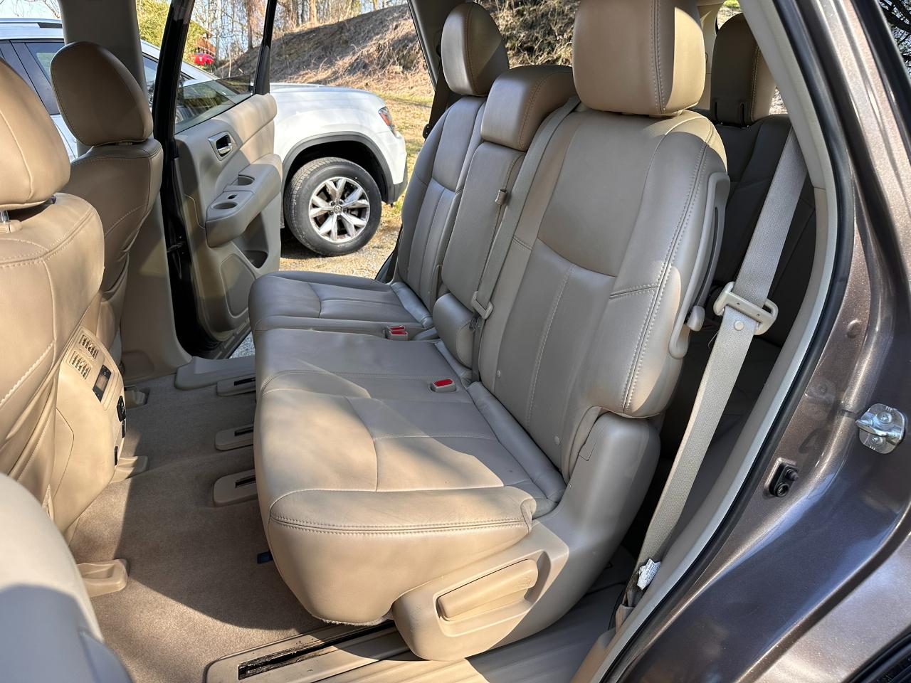 Nissan Pathfinder LE 2WD 2013