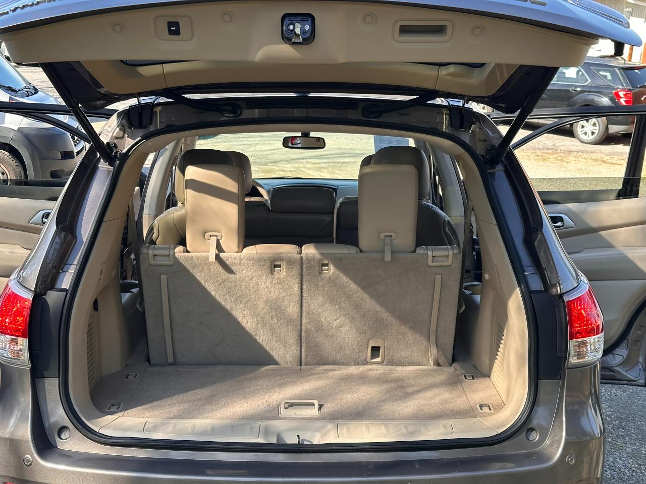 Nissan Pathfinder LE 2WD 2013