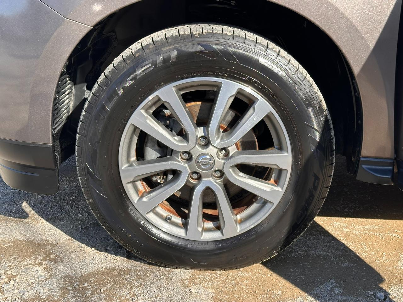 Nissan Pathfinder LE 2WD 2013