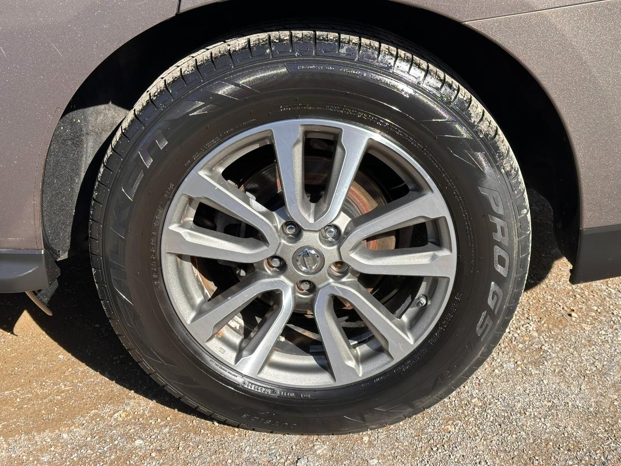 Nissan Pathfinder LE 2WD 2013