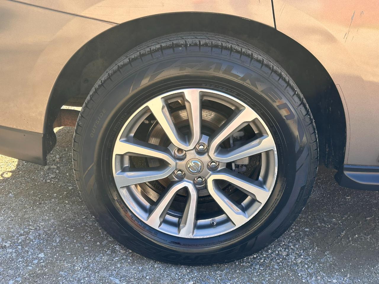 Nissan Pathfinder LE 2WD 2013