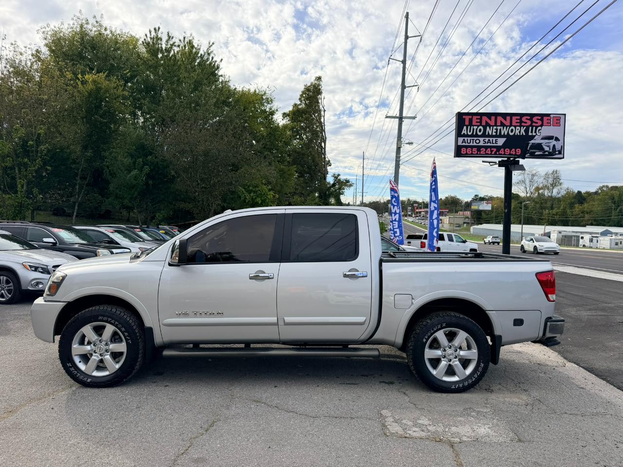 Nissan Titan SV Crew Cab 4WD 2012
