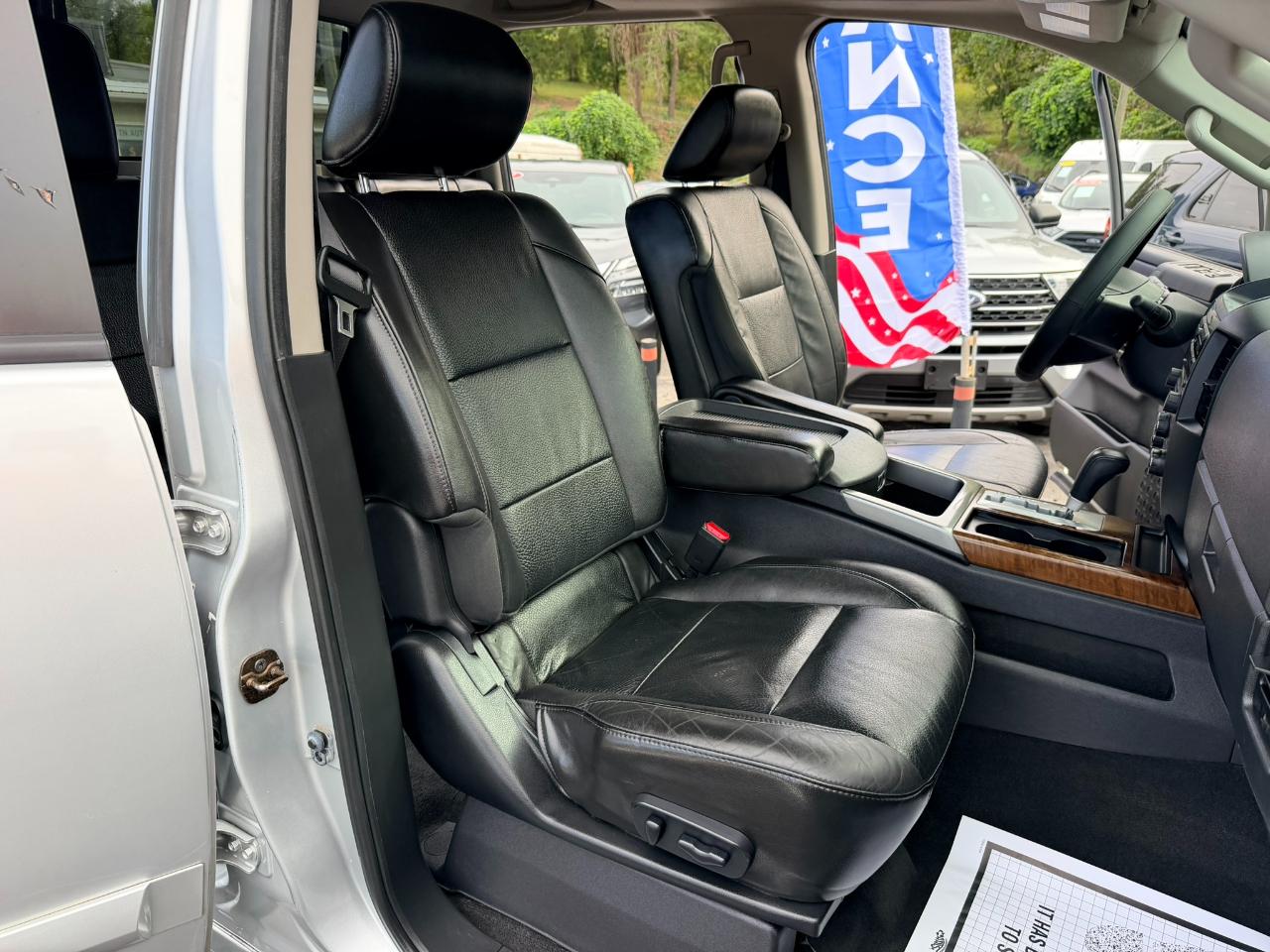 Nissan Titan SV Crew Cab 4WD 2012
