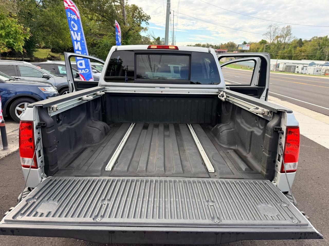 Nissan Titan SV Crew Cab 4WD 2012