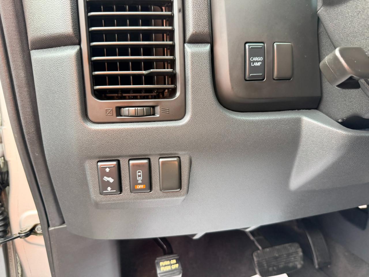 Nissan Titan SV Crew Cab 4WD 2012