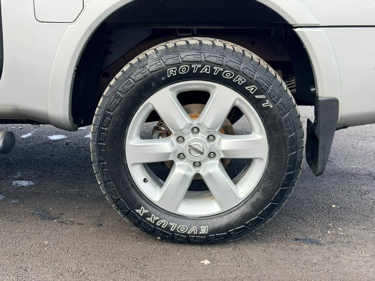 Nissan Titan SV Crew Cab 4WD 2012