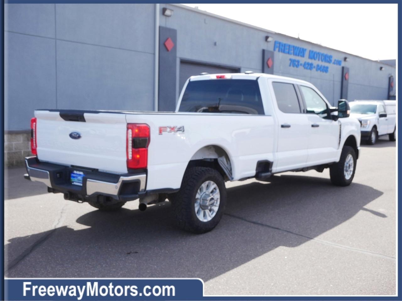 Ford Super Duty F-350 SRW King Ranch 4WD Crew Cab 8' Box 2023