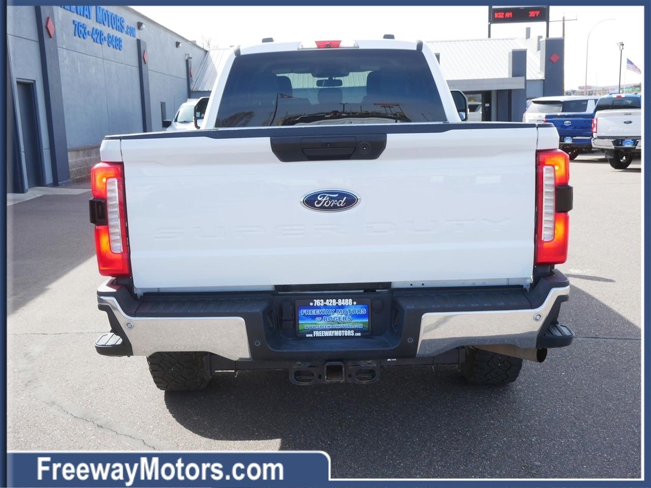 Ford Super Duty F-350 SRW King Ranch 4WD Crew Cab 8' Box 2023