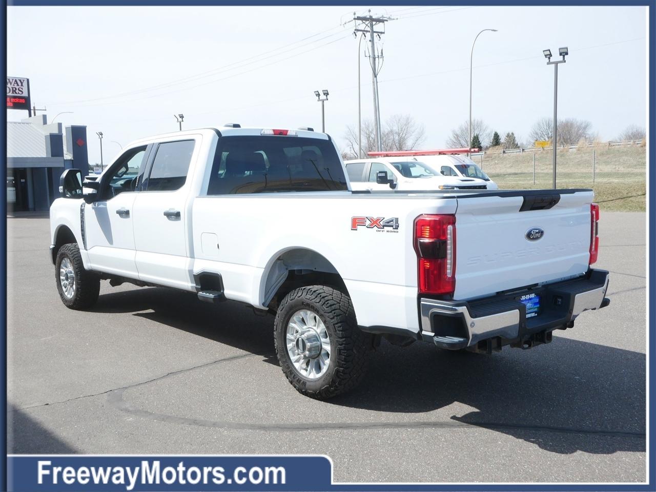 Ford Super Duty F-350 SRW King Ranch 4WD Crew Cab 8' Box 2023