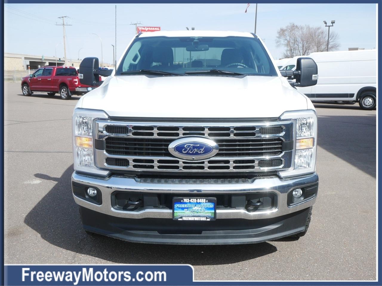 Ford Super Duty F-350 SRW King Ranch 4WD Crew Cab 8' Box 2023