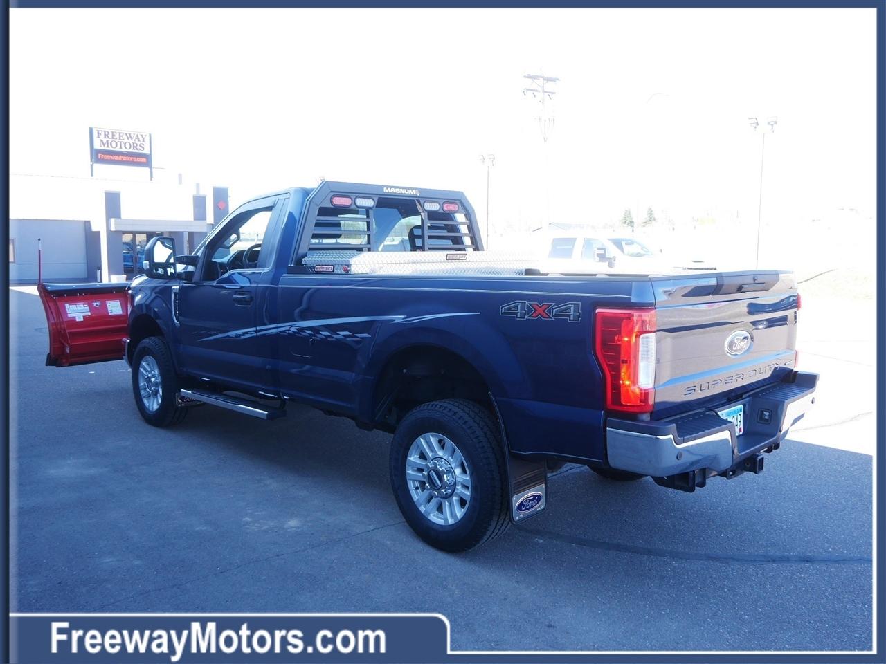 Ford Super Duty F-250 SRW XLT 4WD Reg Cab 8' Box 2017