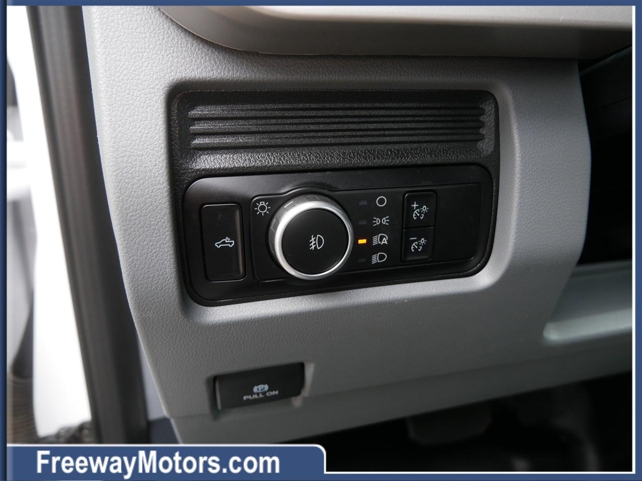Ford Super Duty F-250 SRW XL 4WD Crew Cab 8' Box 2023