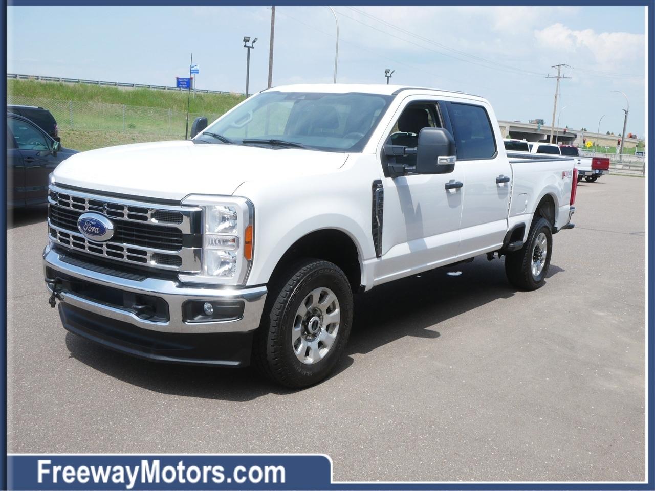 Ford Super Duty F-350 SRW XLT 4WD Crew Cab 6.75' Box 2023