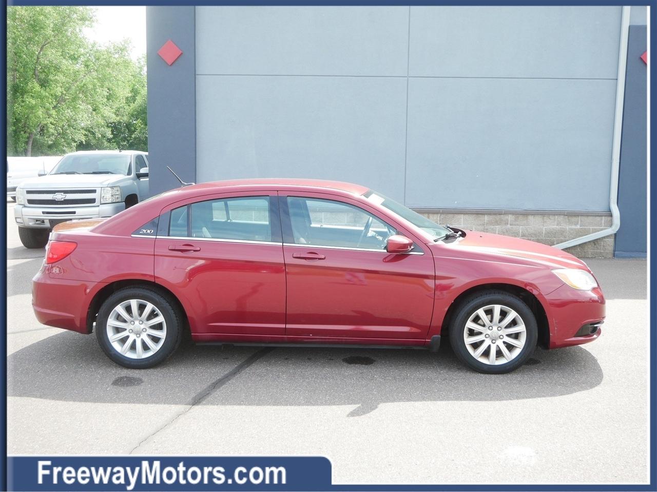Chrysler 200 4dr Sdn Touring 2013