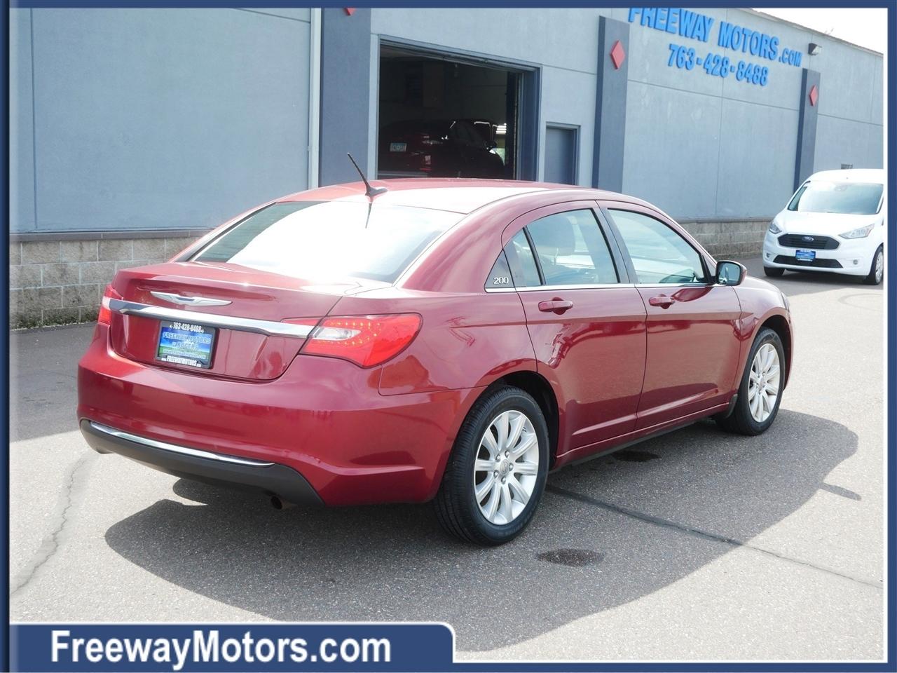Chrysler 200 4dr Sdn Touring 2013