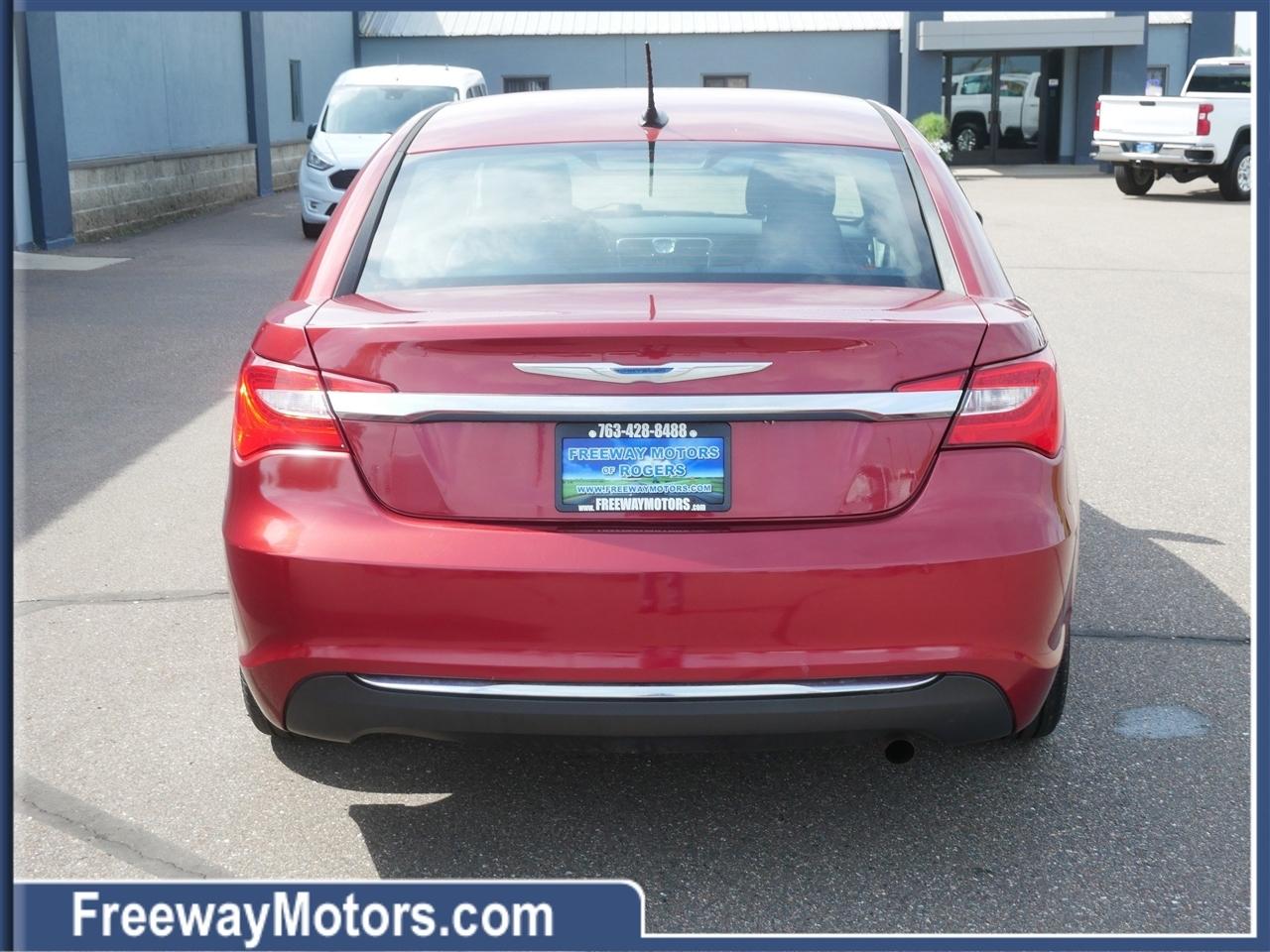 Chrysler 200 4dr Sdn Touring 2013