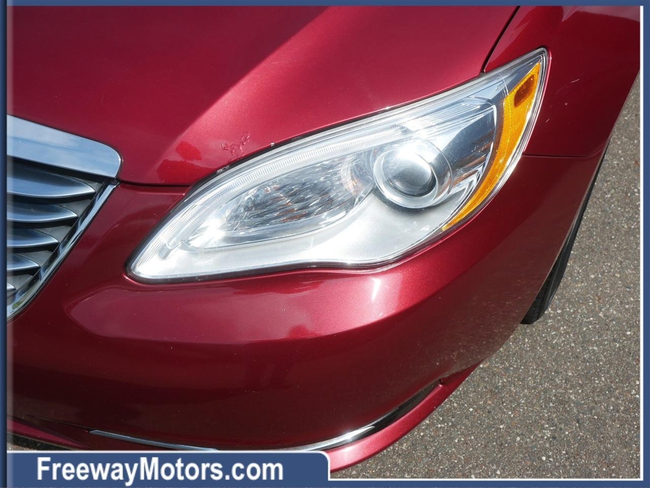 Chrysler 200 4dr Sdn Touring 2013
