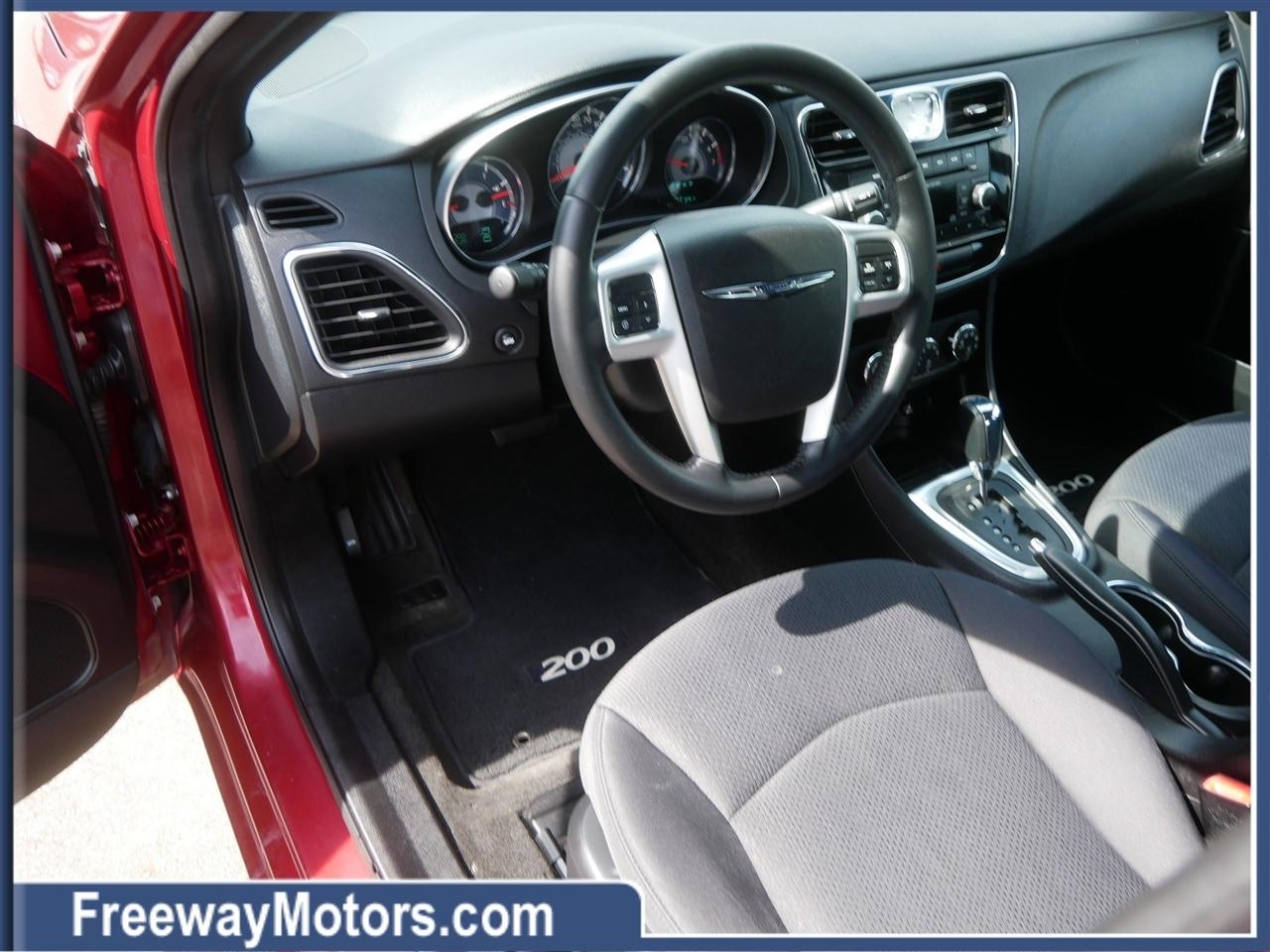 Chrysler 200 4dr Sdn Touring 2013