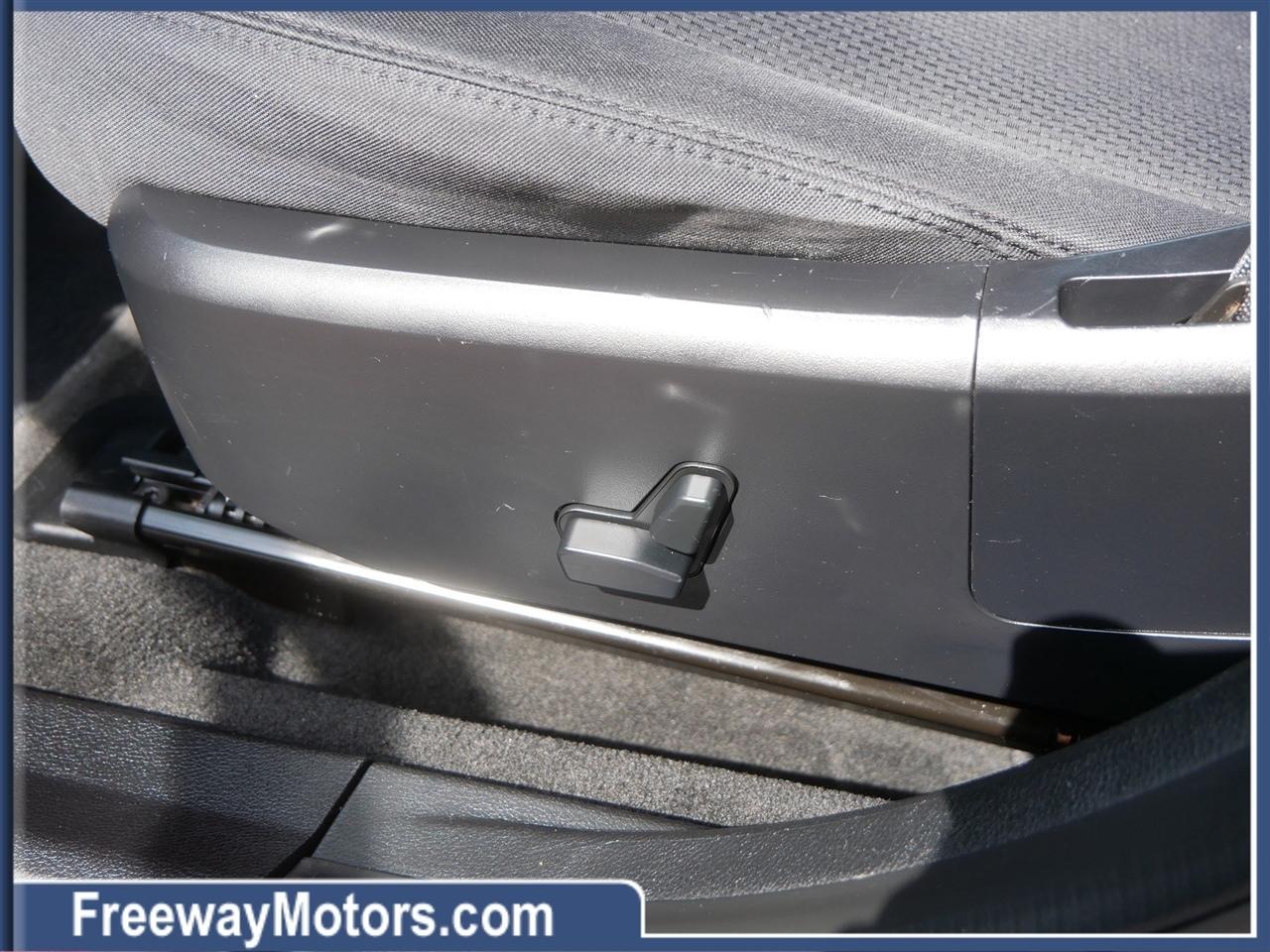 Chrysler 200 4dr Sdn Touring 2013