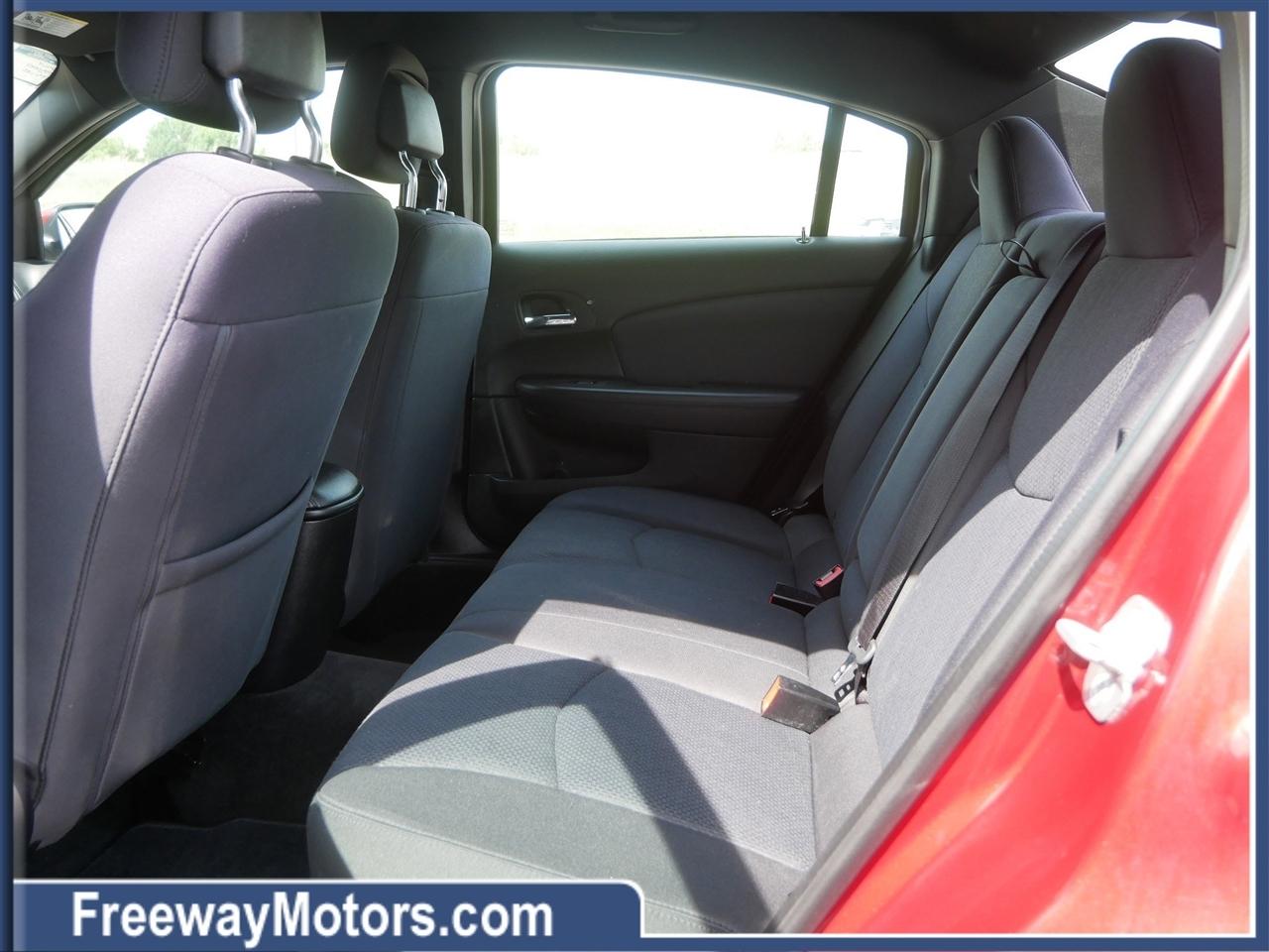 Chrysler 200 4dr Sdn Touring 2013