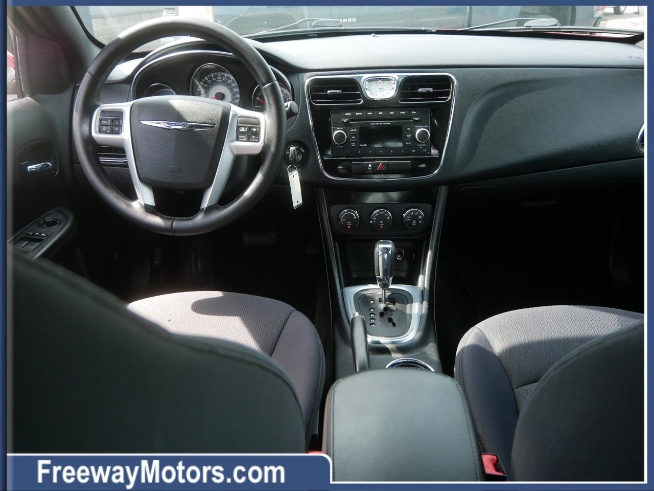 Chrysler 200 4dr Sdn Touring 2013
