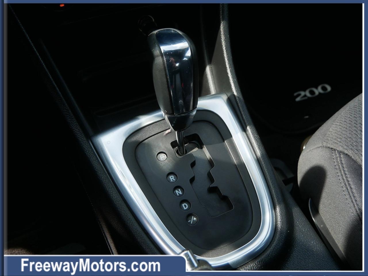 Chrysler 200 4dr Sdn Touring 2013