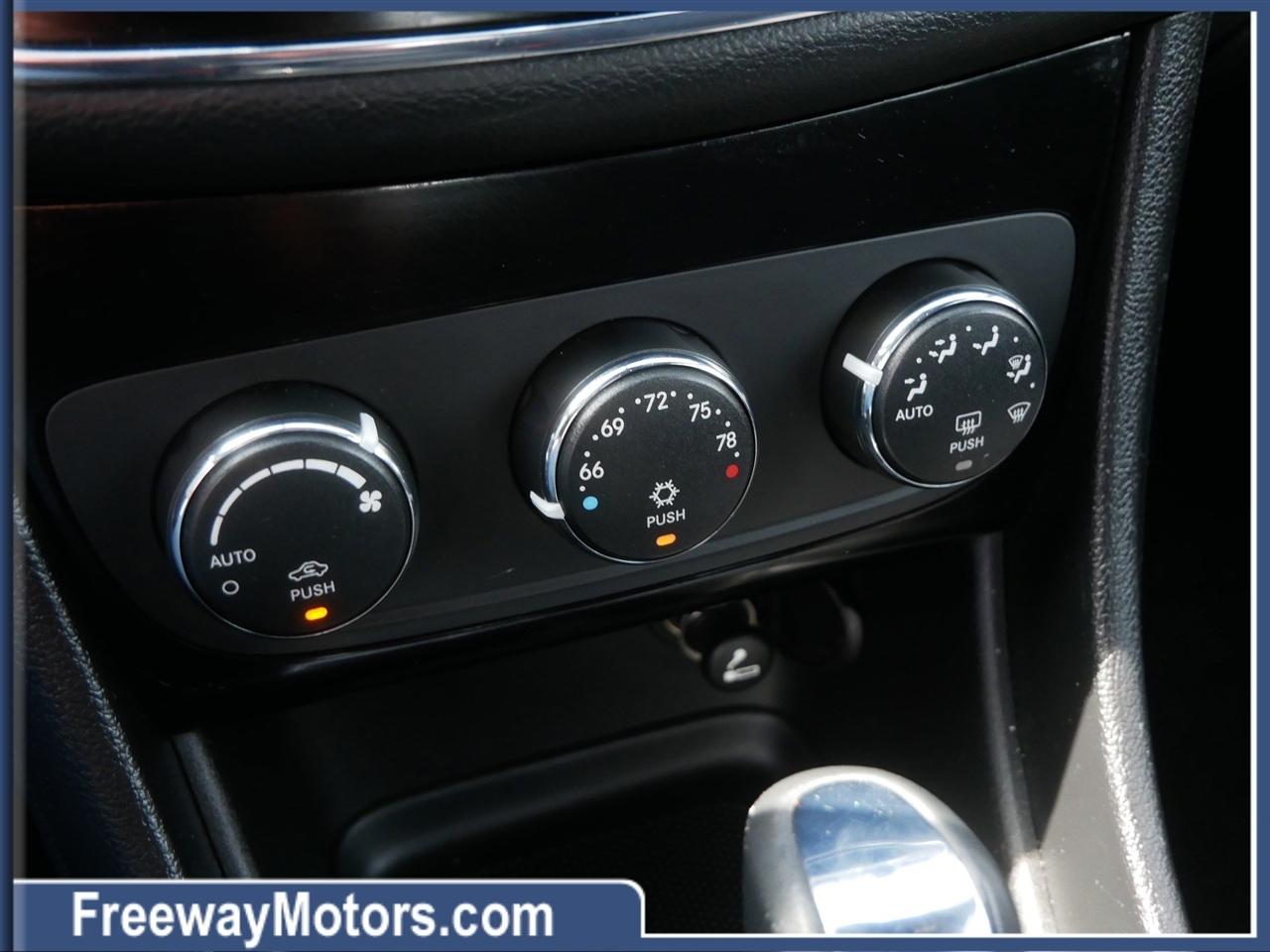 Chrysler 200 4dr Sdn Touring 2013