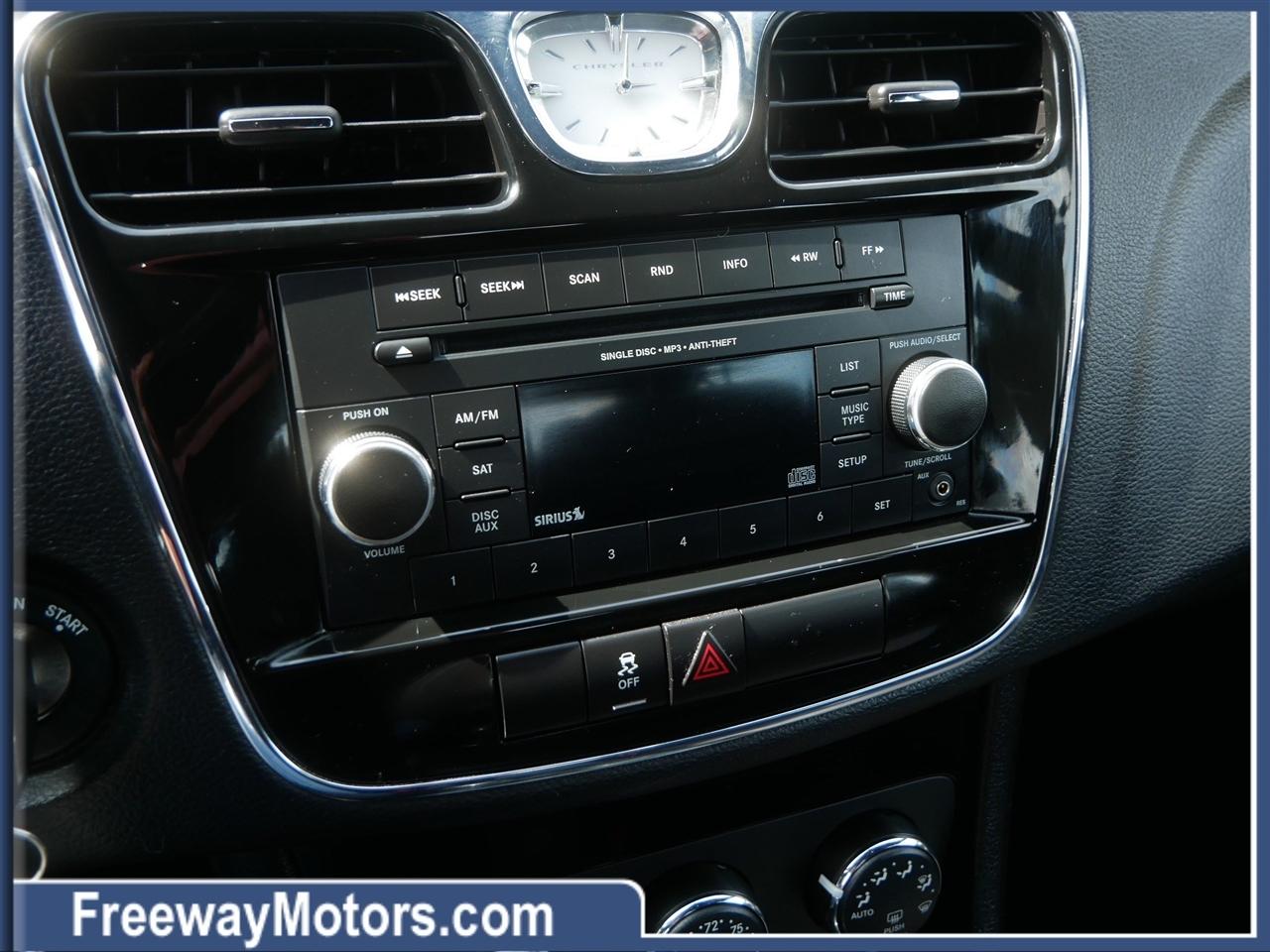 Chrysler 200 4dr Sdn Touring 2013