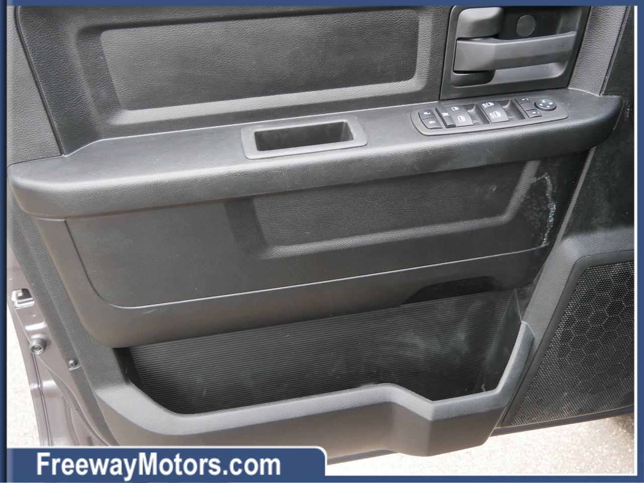 RAM 1500 Classic Tradesman 4x4 Quad Cab 6'4" Box 2023