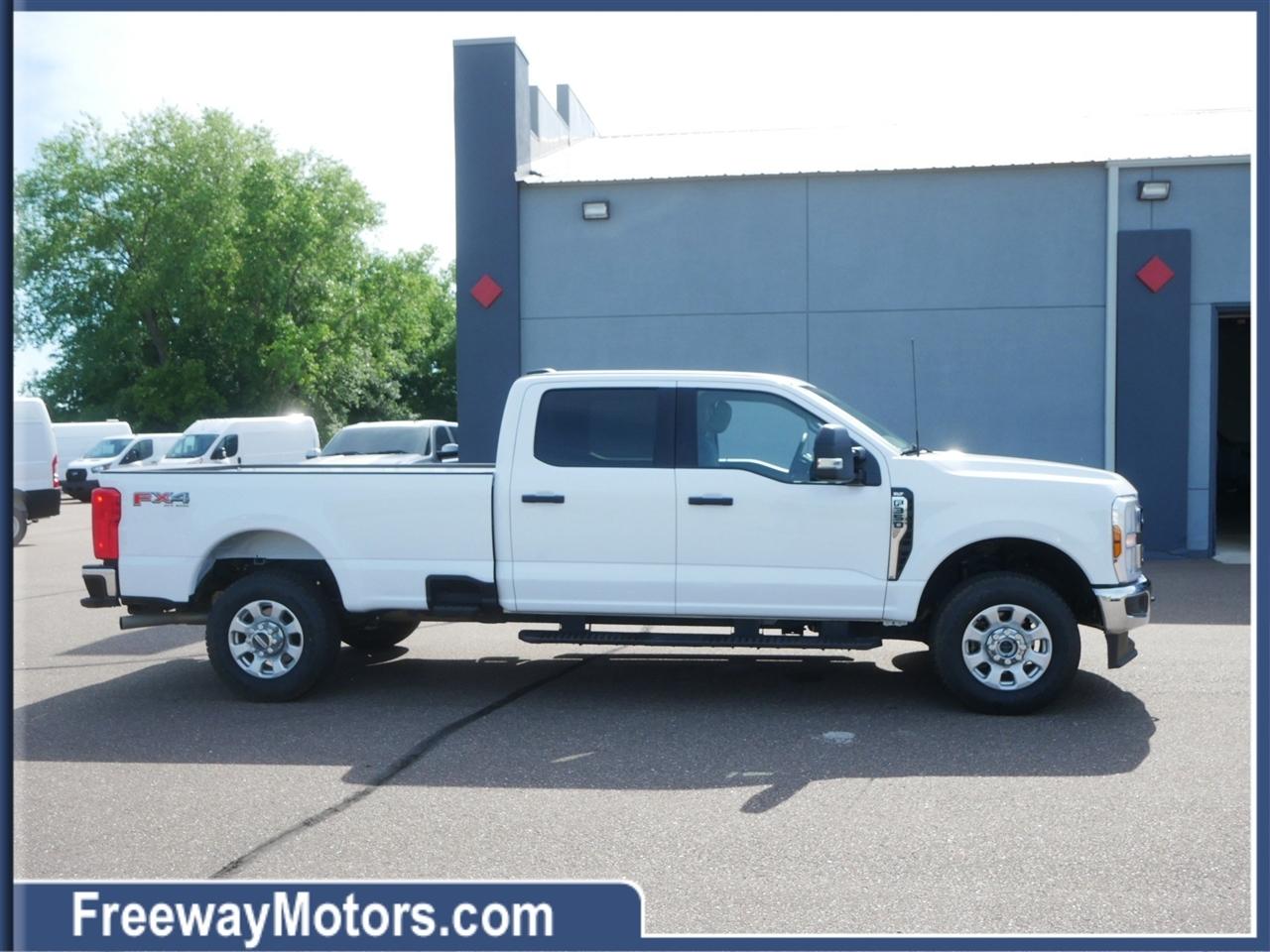 Ford Super Duty F-350 SRW XLT 4WD Crew Cab 8' Box 2024