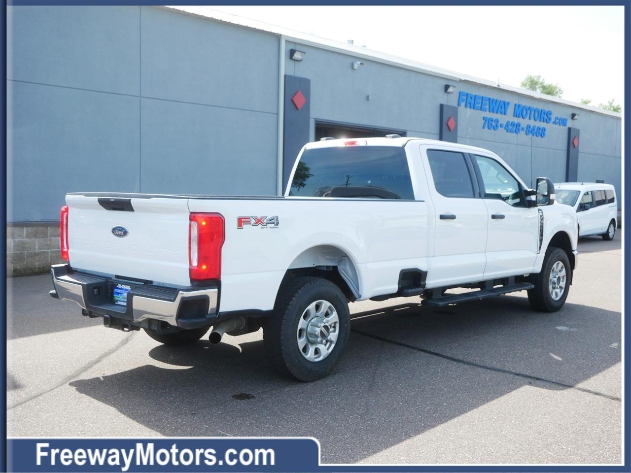 Ford Super Duty F-350 SRW XLT 4WD Crew Cab 8' Box 2024